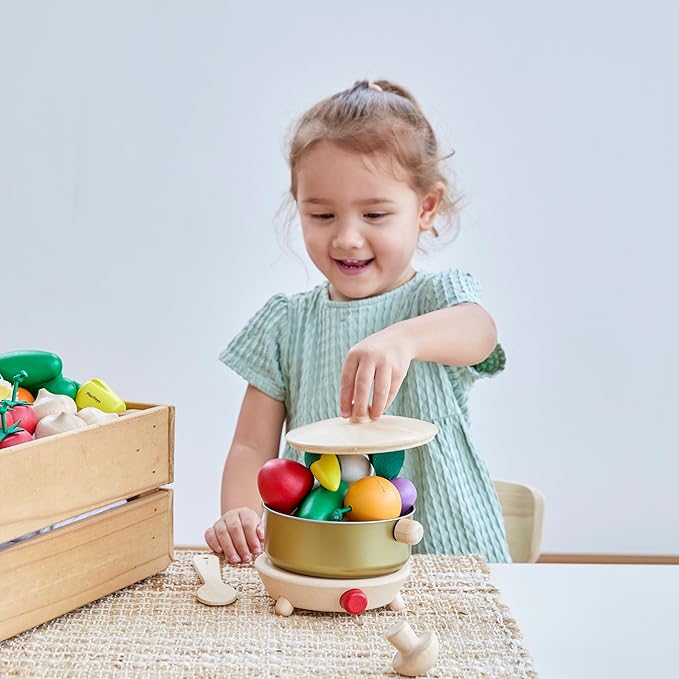 PlanToys® Wooden Cookery Set with Stove, Pot and Ladle | Montessori Pretend Play Toy for Imaginative Cooking, Social Interaction and Coordination | Eco Friendly Kitchen Toy
